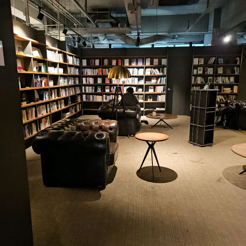 책이 가득한 카페 내부