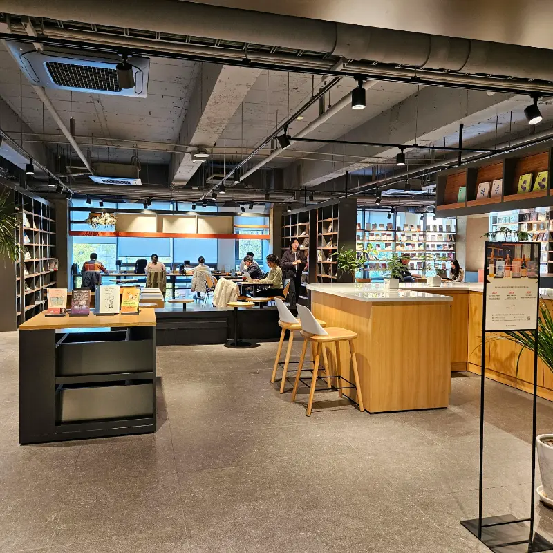 카페 꼼마 내부 전경