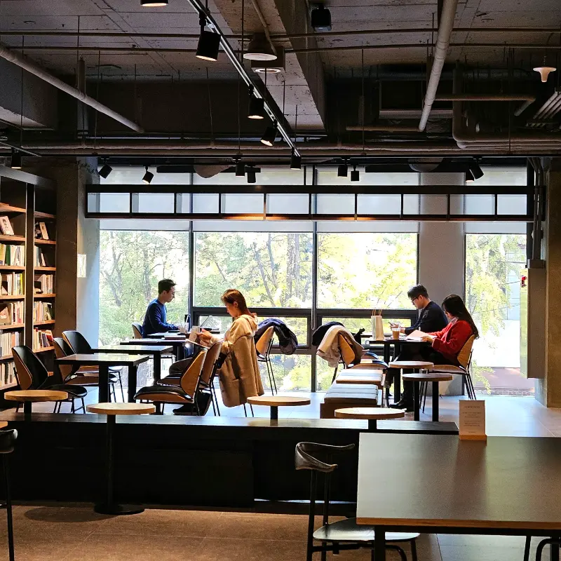 카페 꼼마 2층 좌석