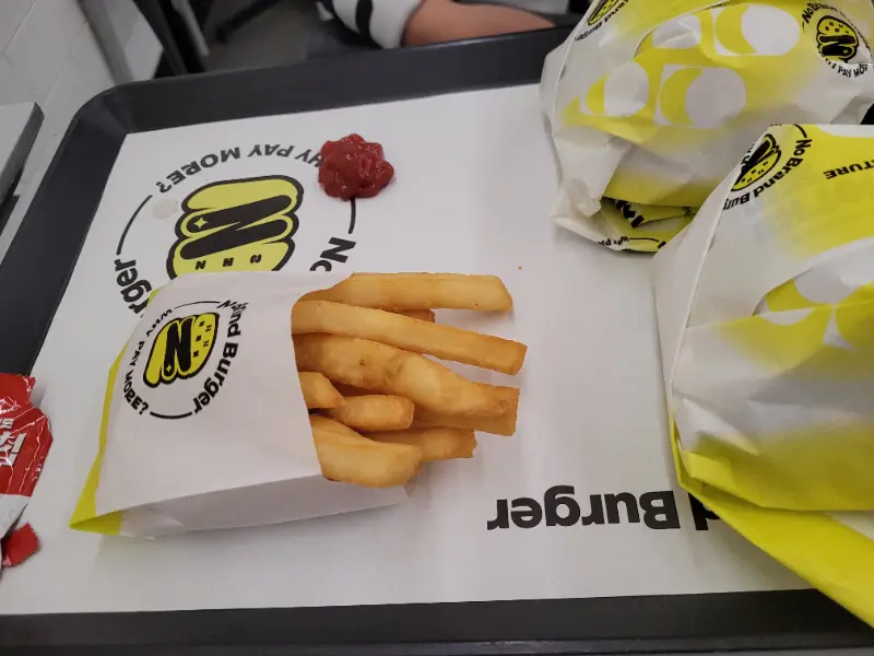 쟁반 위의 햄버거와 감자튀김