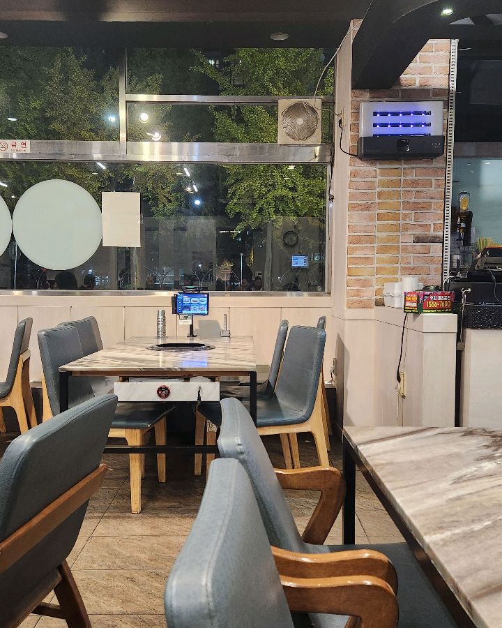 넓고 깔끔한 매장 내부