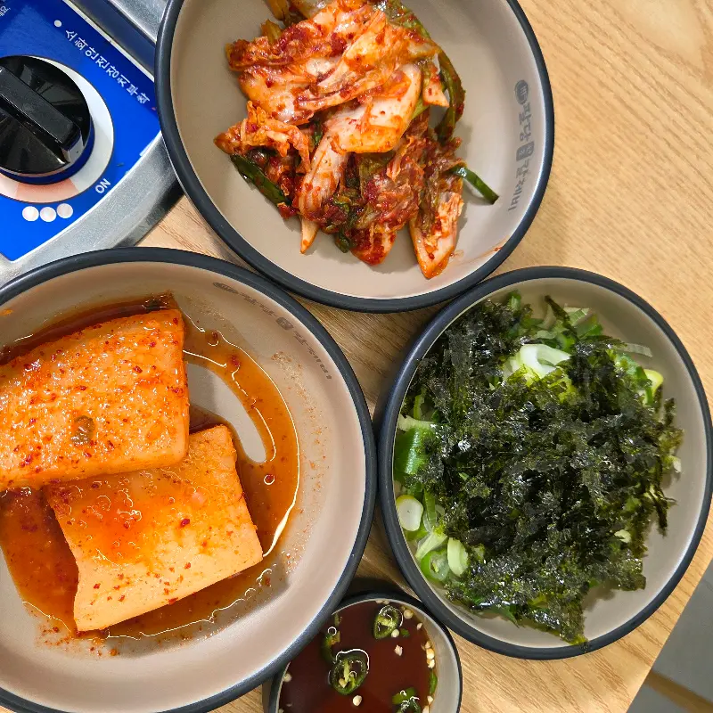 깔끔하게 차려진 밑반찬