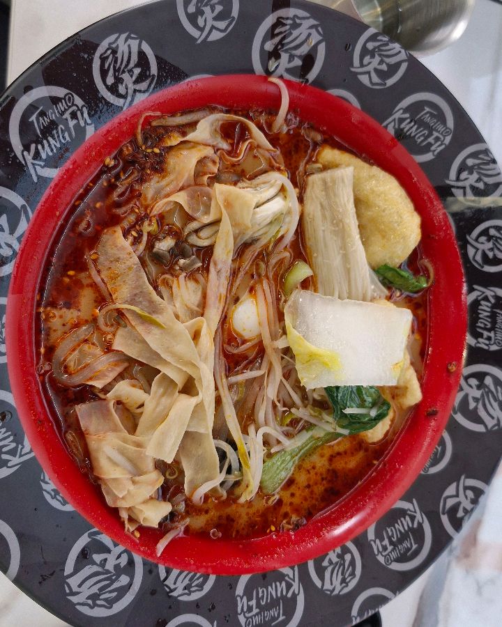 마라탕 국물과 다양한 재료들