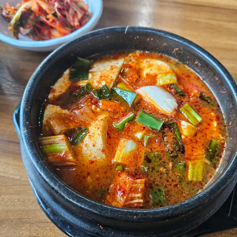뚝배기에 담겨 나온 순두부찌개