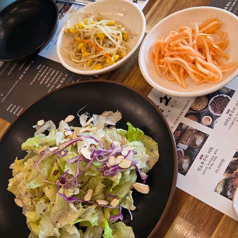 신선한 샐러드의 모습