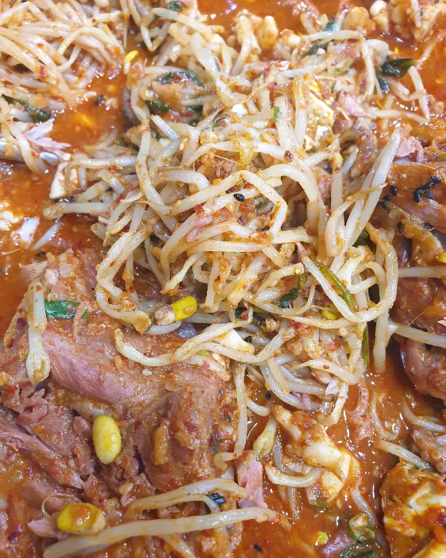 돼지고기와 숙주가 푸짐하게 들어간 짬뽕