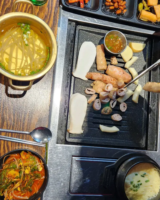 막창과 함께 제공되는 다양한 밑반찬