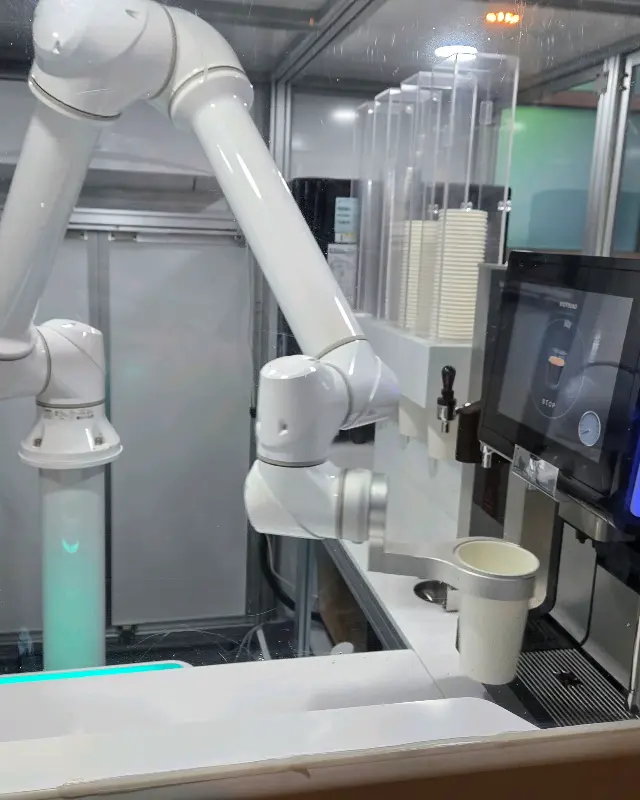 로봇이 커피를 만들고 있는 모습