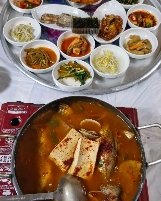 한 상 가득 차려진 음식