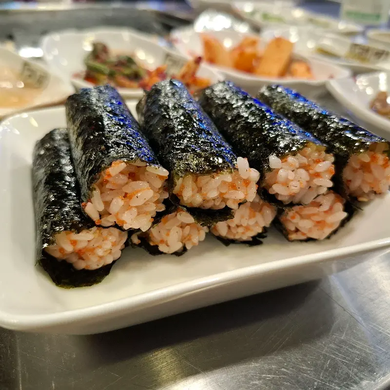 마무리로 제공되는 날치알 김밥