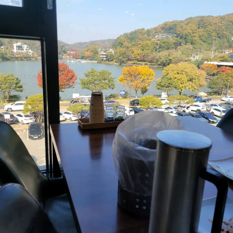 통유리창 너머로 보이는 명암저수지 뷰