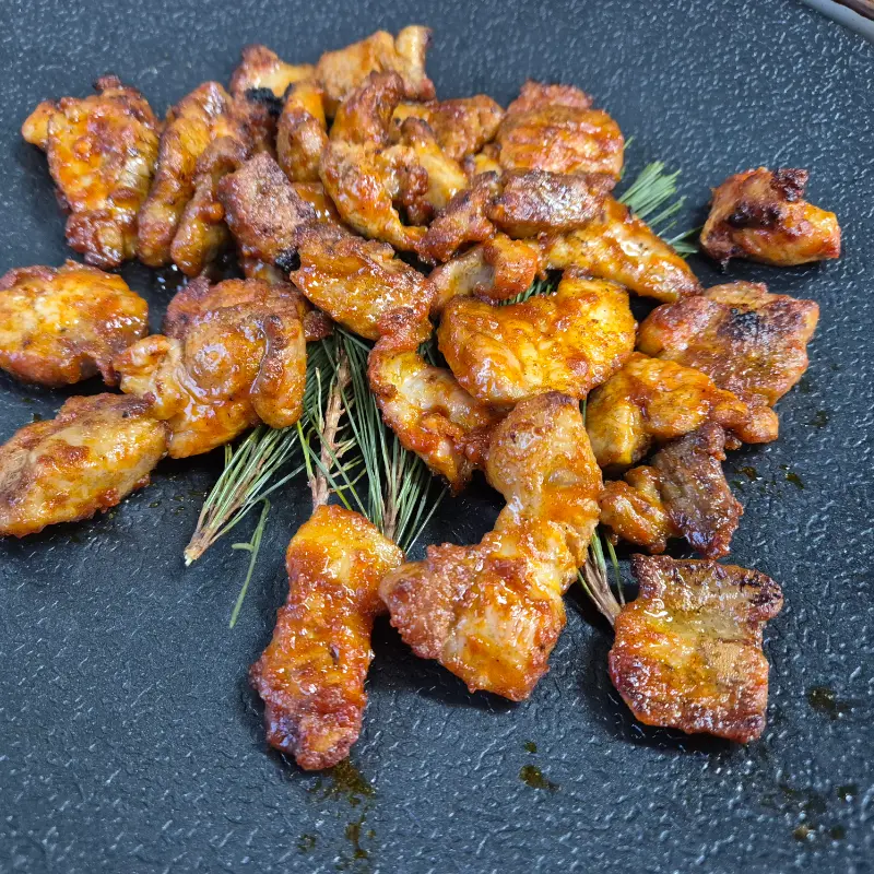 솔잎 위에 올려진 돼지고기