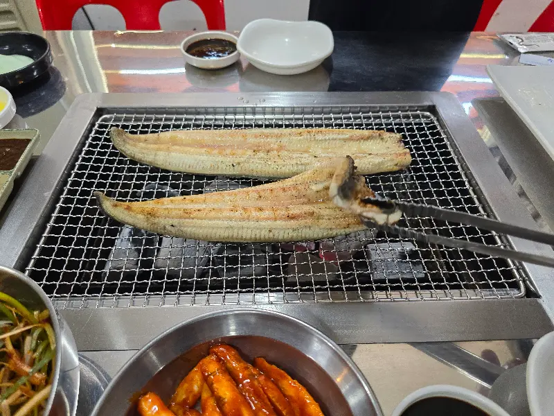 장어와 함께 제공되는 밑반찬