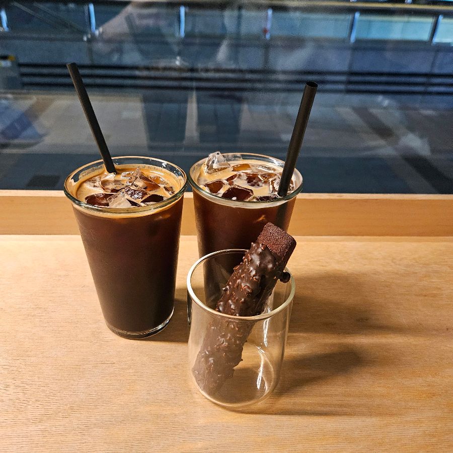 아이스 아메리카노와 휘낭시에