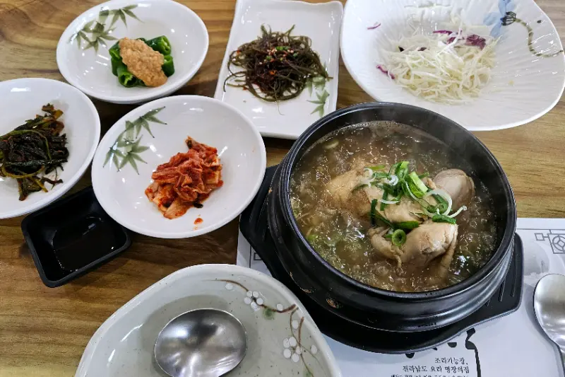 다양한 밑반찬과 삼계탕 한상차림