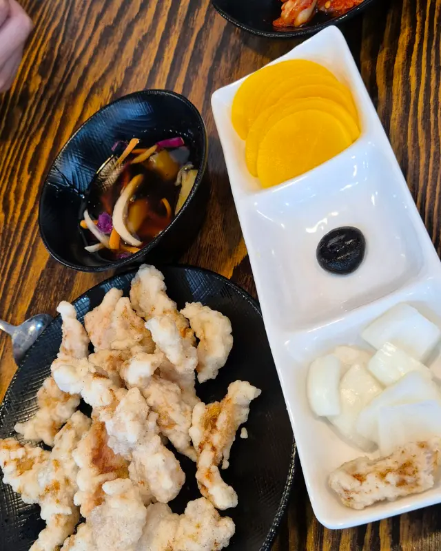 바삭해 보이는 탕수육과 깔끔한 밑반찬