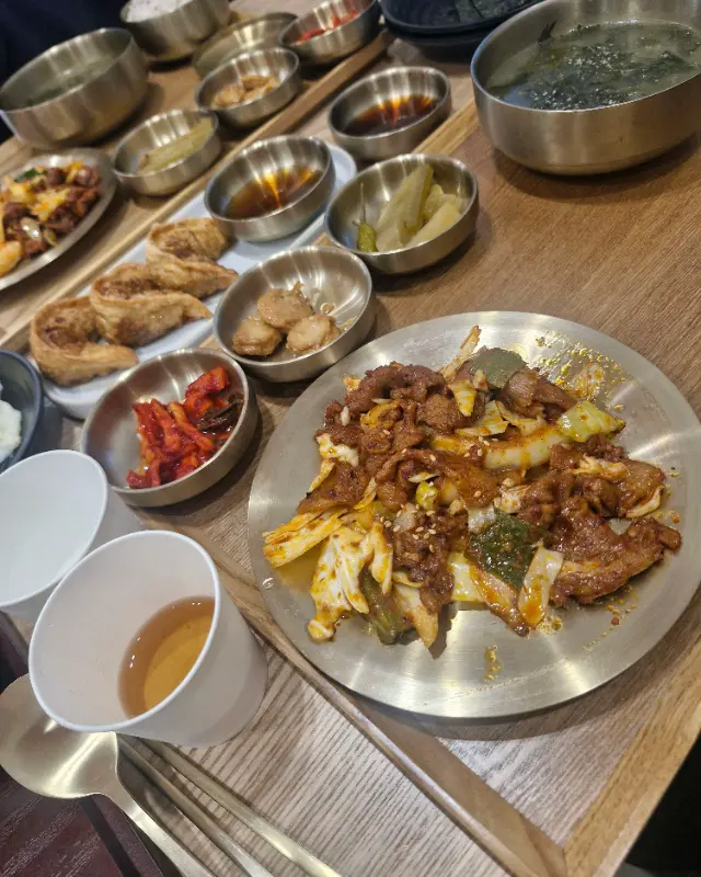 카페동이 대명역점의 푸짐한 한 상 차림, 다양한 메뉴를 맛볼 수 있어 좋다.