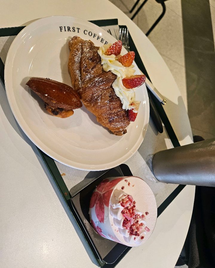 딸기가 올라간 크로와상과 디저트