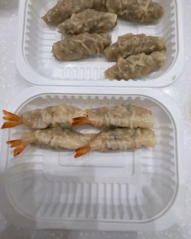 포장된 새우만두와 갈비만두