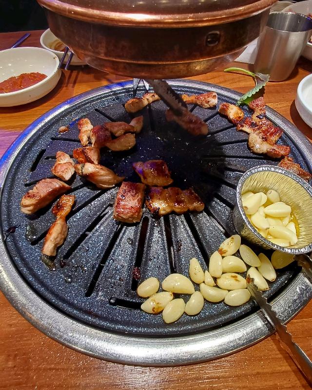 불판 위에서 맛있게 익어가는 고기