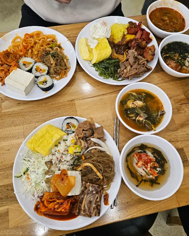 다양한 반찬들로 가득한 뷔페 코너