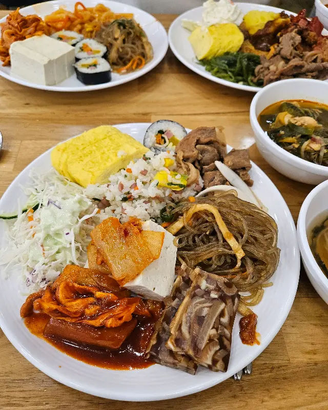 푸짐하게 차려진 한 상