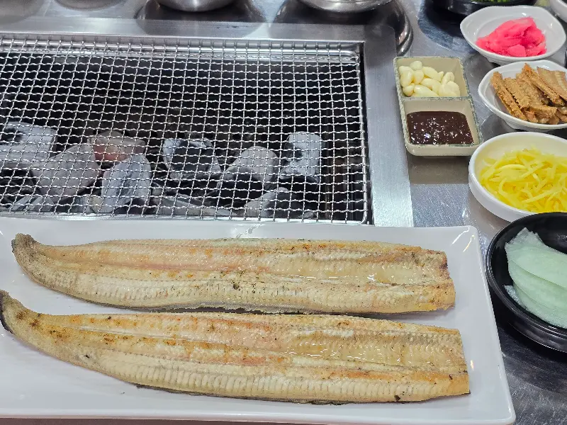 테이블 위에 놓인 민물장어