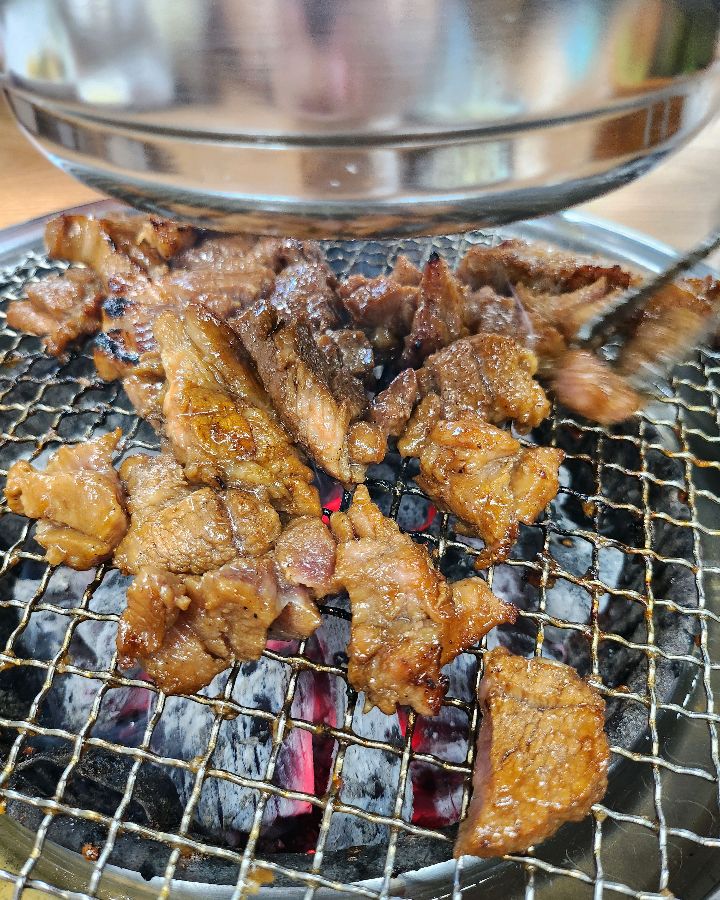 숯불 위에서 맛있게 익어가는 돼지갈비