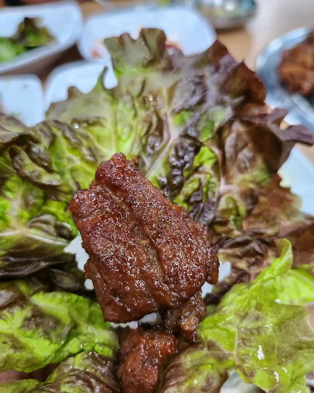 상추쌈에 싸 먹는 돼지갈비