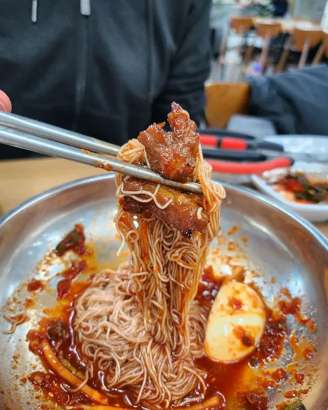 비빔냉면과 함께 먹는 돼지갈비