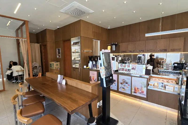 텐퍼센트 커피 논산점 내부