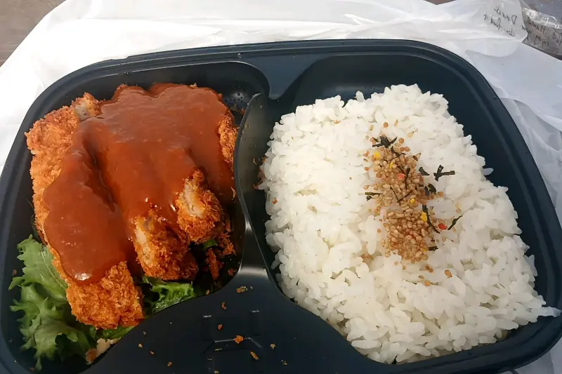 데미그라스 소스가 뿌려진 돈까스