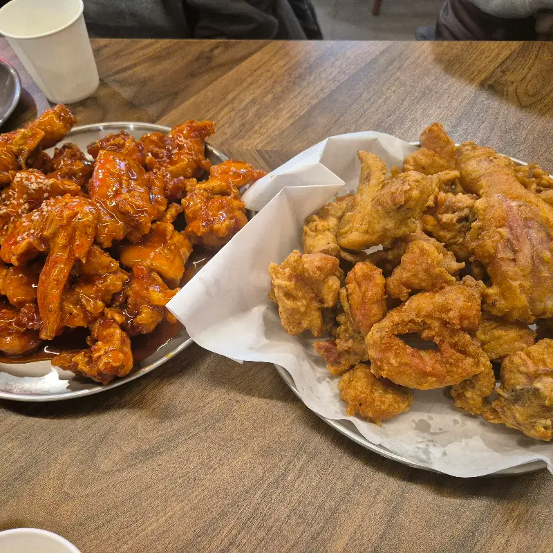 갓 튀겨져 나온 후라이드 치킨