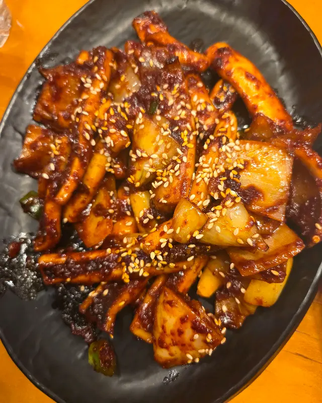 참깨가 듬뿍 뿌려진 오징어볶음