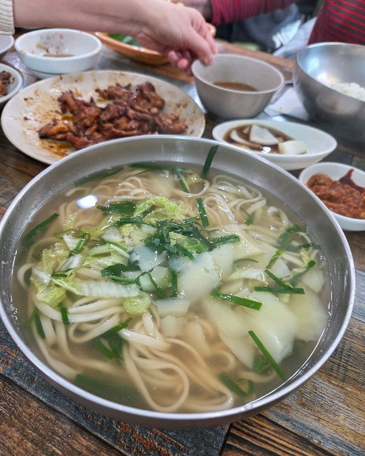 다채로운 나물들이 가득한 보리밥