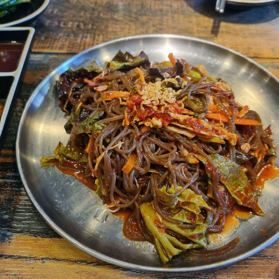 매콤달콤한 쟁반국수