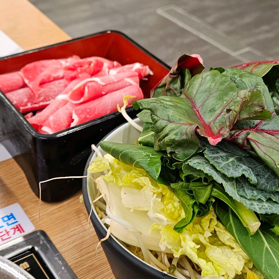 신선한 야채와 고기가 담겨 있는 모습