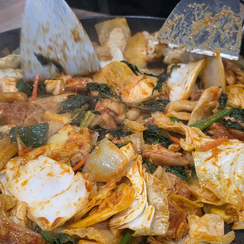 맛있게 익어가는 닭갈비