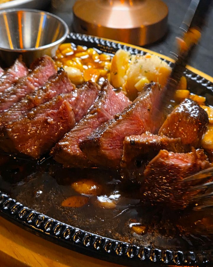 잘 구워진 스테이크 단면