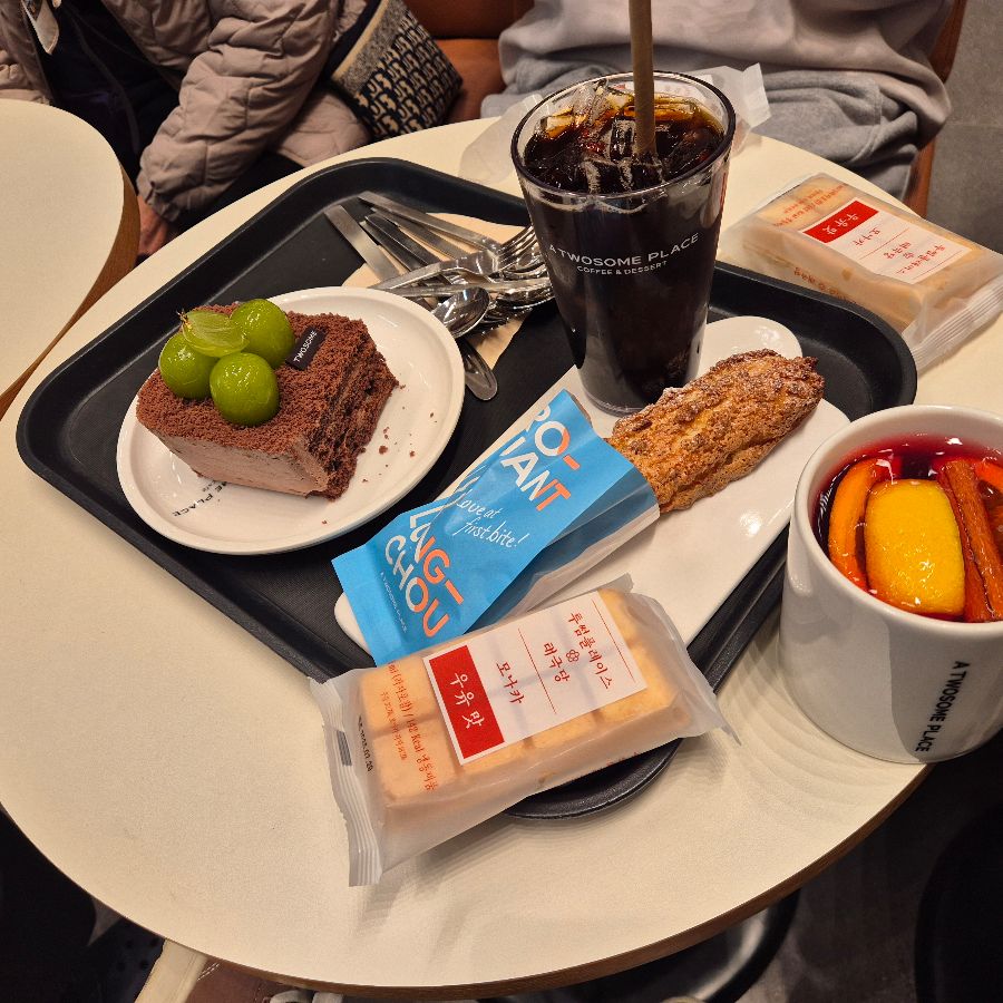 마스카포네 초코 케이크와 음료