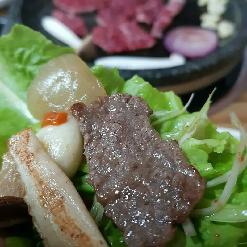 신선한 채소와 함께 즐기는 한우 쌈