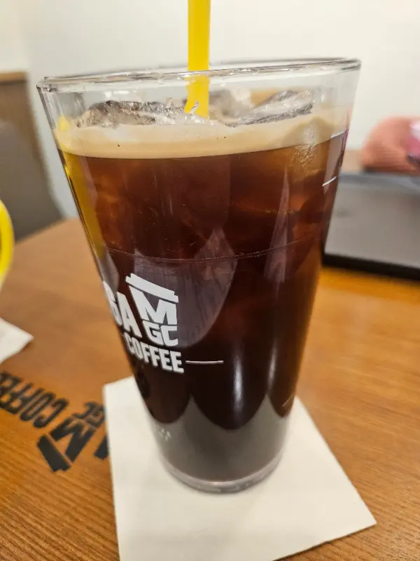 깔끔한 유리잔에 담긴 아이스 아메리카노