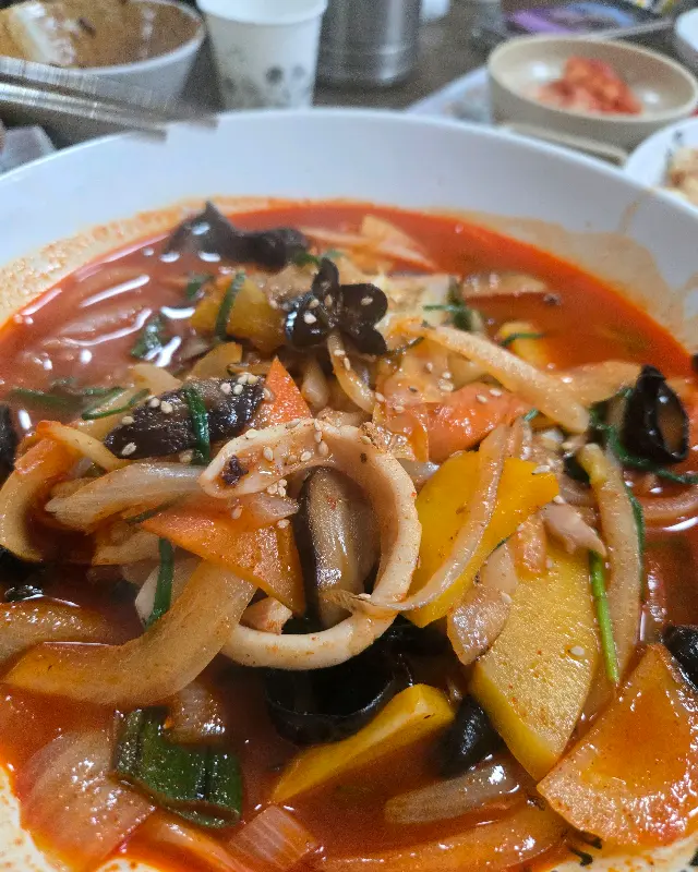 짬뽕 속 해산물과 야채