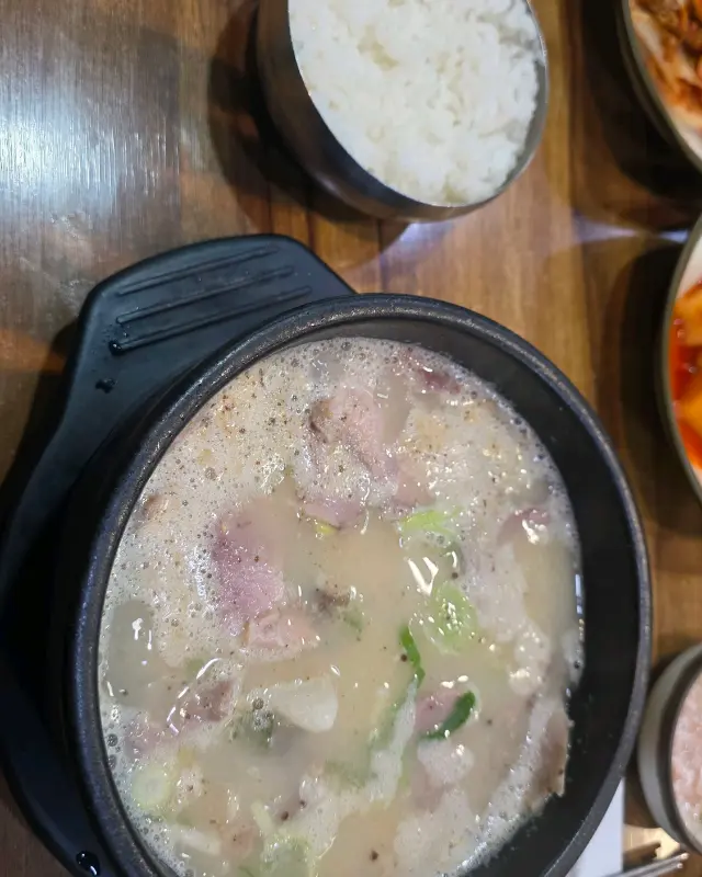 뽀얀 국물이 인상적인 순대국