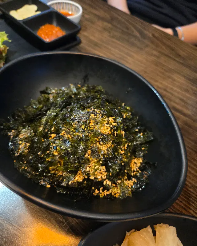 아씨네족발에서 제공되는 주먹밥