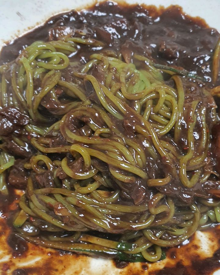 초록색 면발의 간짜장