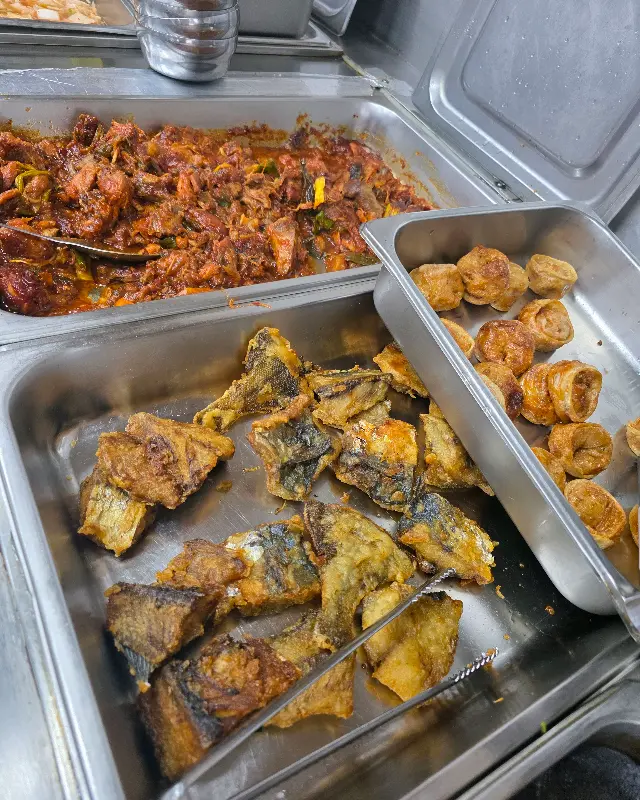 제육볶음과 가자미 튀김