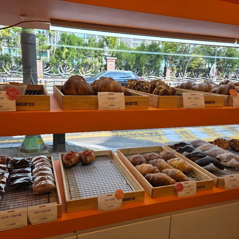 진열대 가득한 빵