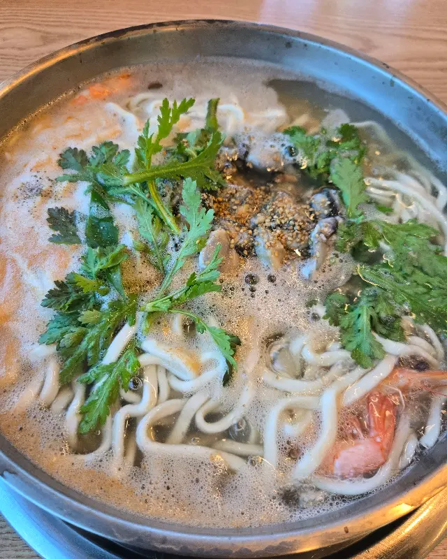 푸짐한 해산물이 가득한 칼국수