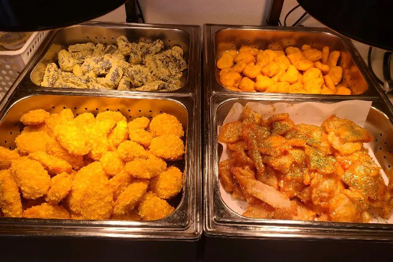 샤브샤브용 야채 코너가 신선하고 깔끔하게 진열되어 있는 모습